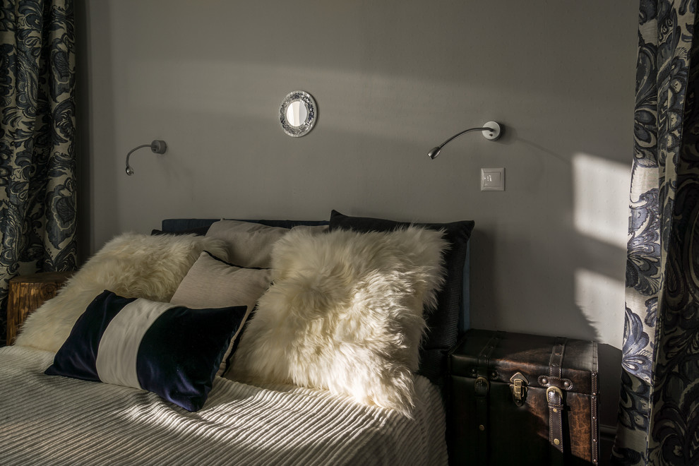 Стильный дизайн: маленькая хозяйская спальня в современном стиле с серыми стенами для на участке и в саду - последний тренд