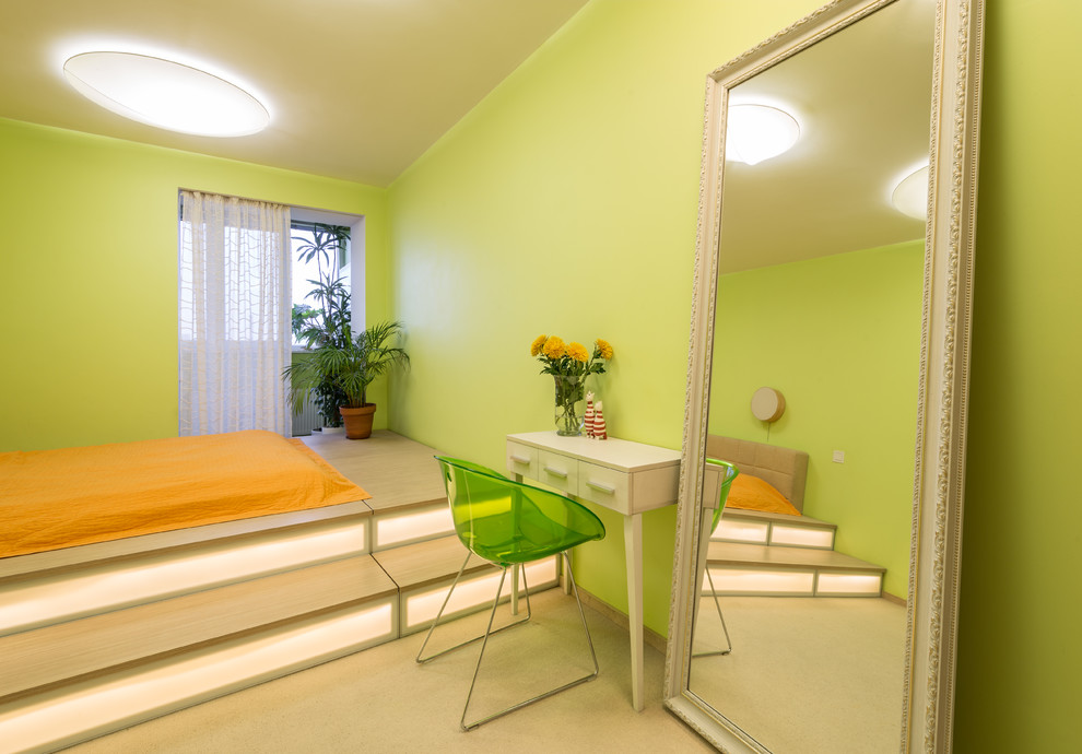 Ejemplo de dormitorio principal mediterráneo de tamaño medio sin chimenea con paredes verdes, suelo laminado y suelo beige