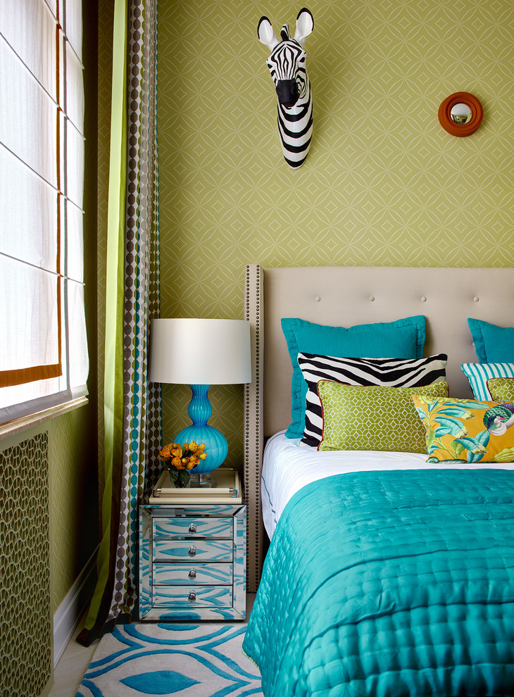 Immagine di una camera da letto eclettica con pareti verdi e pavimento multicolore