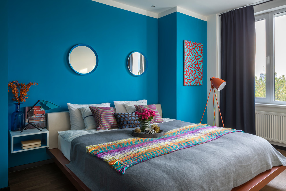 Idee per una camera matrimoniale contemporanea con pareti blu
