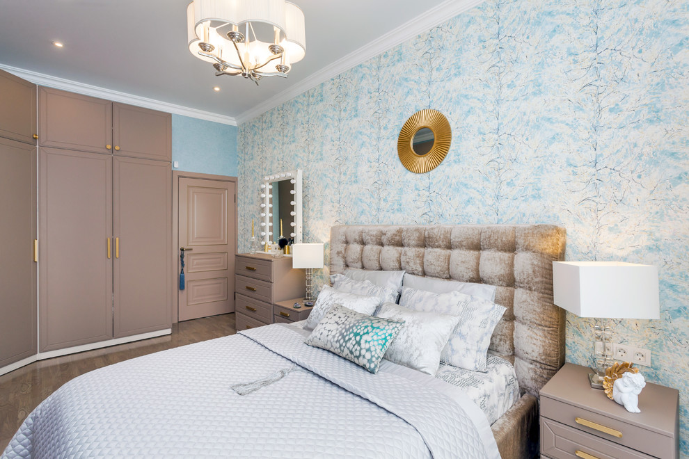 サンクトペテルブルクにある小さなトランジショナルスタイルのおしゃれな主寝室 (マルチカラーの壁、無垢フローリング、ベージュの床)