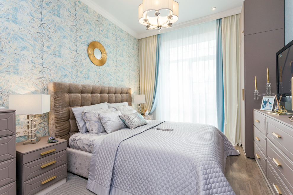 Diseño de dormitorio principal tradicional renovado pequeño con paredes multicolor, suelo de madera en tonos medios y suelo beige