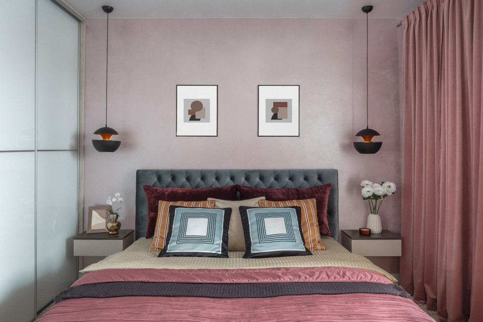 На фото: маленькая хозяйская спальня в современном стиле с розовыми стенами, полом из ламината и бежевым полом для на участке и в саду с