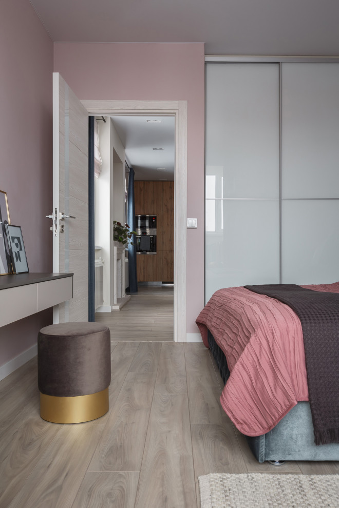 Idée de décoration pour une petite chambre parentale minimaliste avec un mur rose, sol en stratifié et un sol beige.