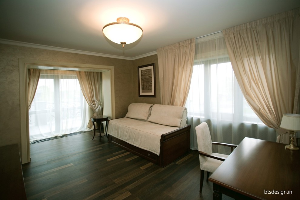 На фото: большая гостевая спальня (комната для гостей) в стиле неоклассика (современная классика) с бежевыми стенами, деревянным полом и коричневым полом без камина с