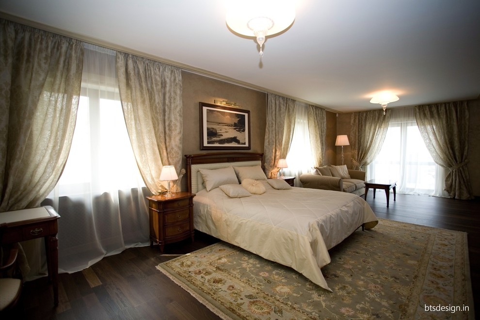 На фото: большая хозяйская спальня в стиле неоклассика (современная классика) с бежевыми стенами, деревянным полом и коричневым полом без камина с