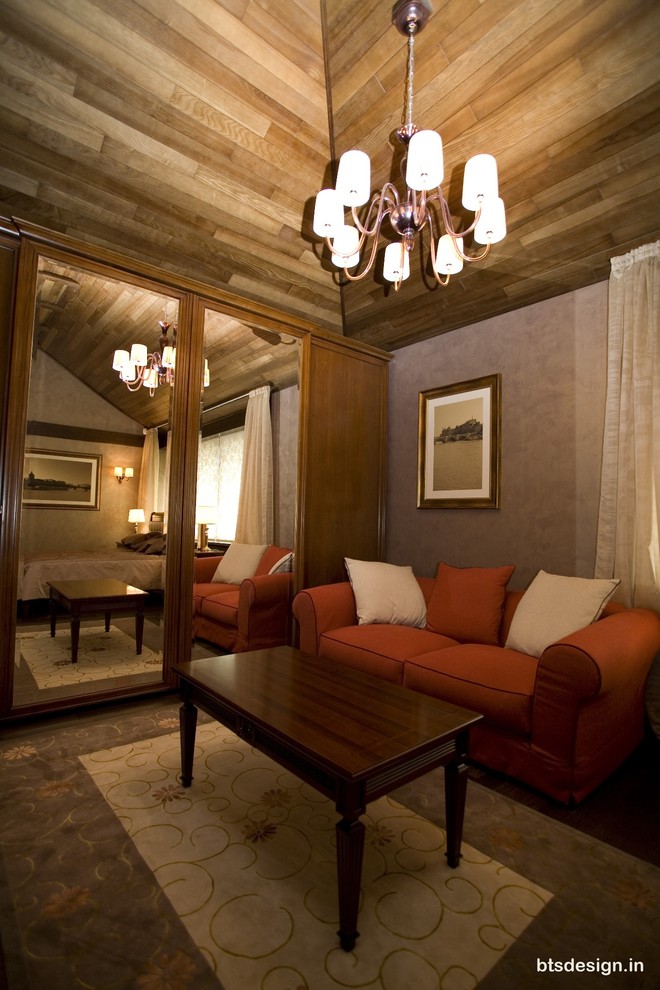 На фото: большая гостевая спальня (комната для гостей) в стиле неоклассика (современная классика) с бежевыми стенами, деревянным полом и коричневым полом без камина