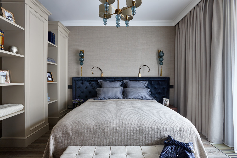 Ejemplo de dormitorio principal clásico renovado con paredes grises y suelo de madera en tonos medios