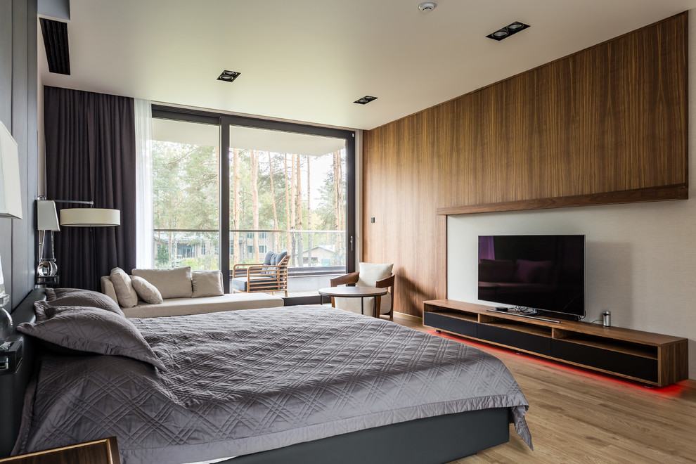 Diseño de dormitorio principal actual grande con paredes grises, suelo de madera en tonos medios y suelo beige