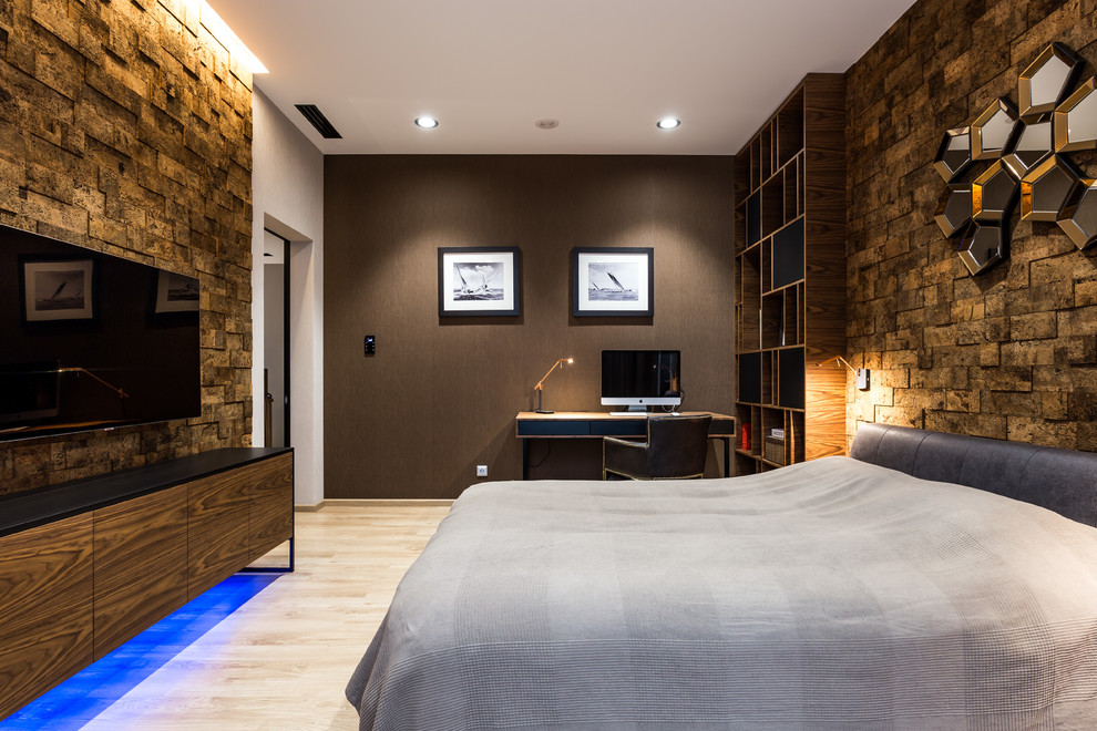 Idée de décoration pour une chambre d'amis design de taille moyenne avec un mur gris, un sol en bois brun et un sol beige.