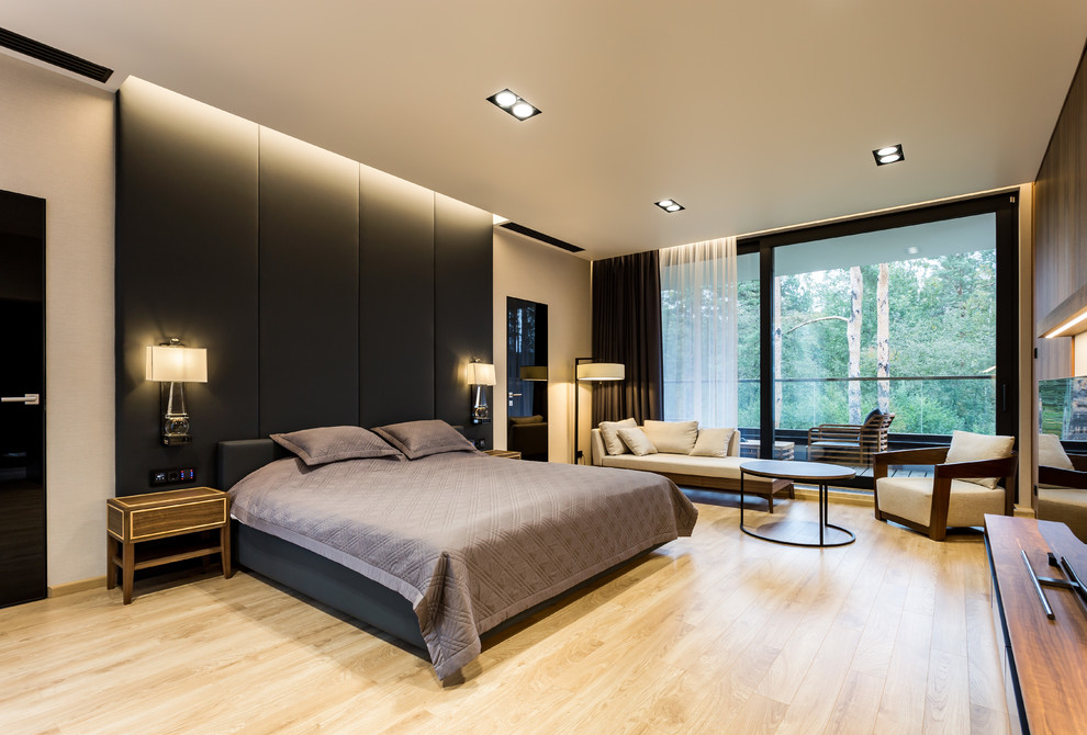 Идея дизайна: большая хозяйская спальня в современном стиле с серыми стенами, паркетным полом среднего тона и бежевым полом