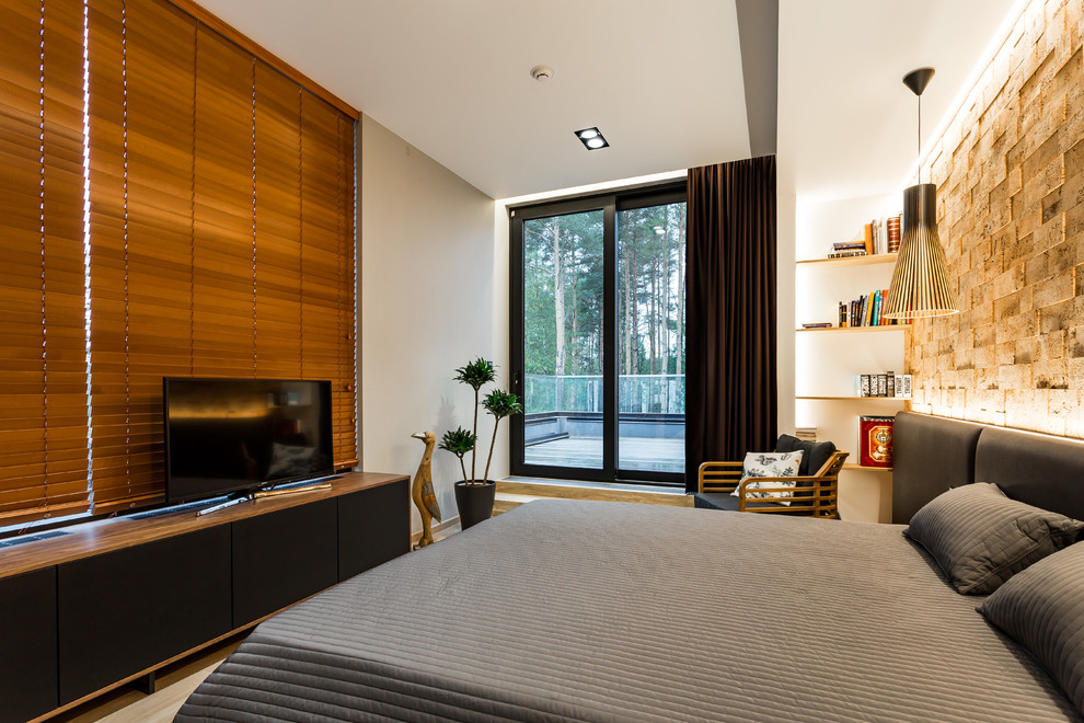 Стильный дизайн: гостевая спальня среднего размера, (комната для гостей) в современном стиле с серыми стенами, паркетным полом среднего тона и бежевым полом - последний тренд