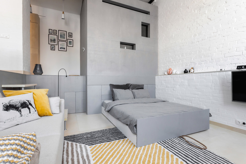 На фото: спальня среднего размера в современном стиле с белыми стенами, полом из фанеры, бежевым полом и кроватью в нише без камина