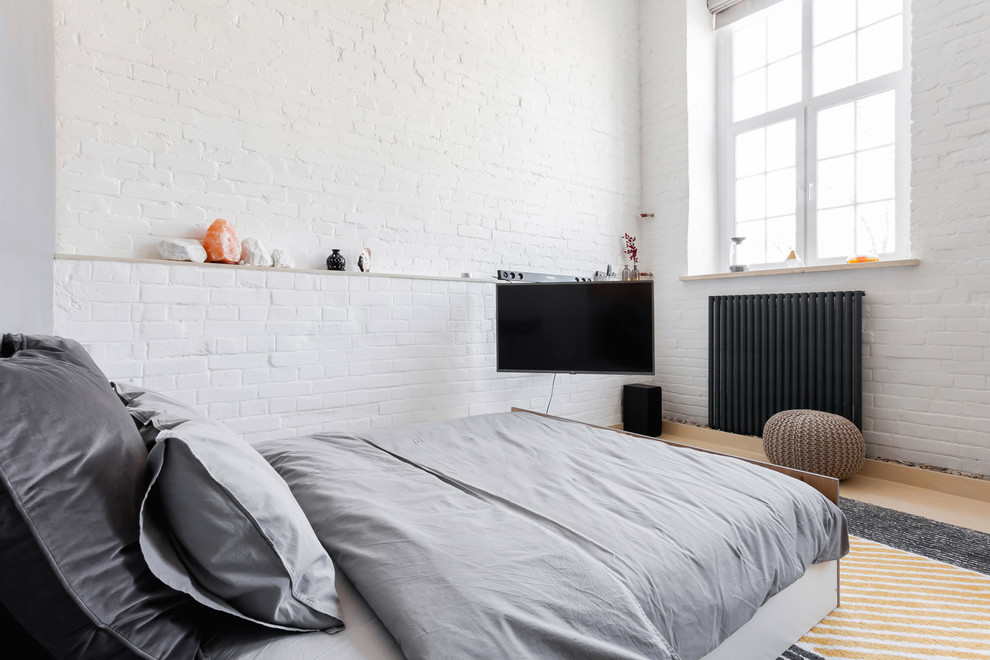 Imagen de dormitorio contemporáneo de tamaño medio sin chimenea con paredes blancas, suelo de contrachapado y suelo beige