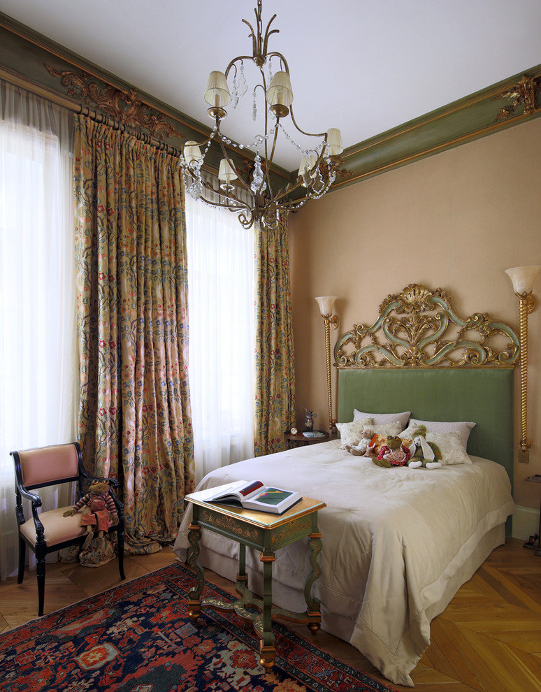 モスクワにあるヴィクトリアン調のおしゃれな客用寝室 (ベージュの壁、無垢フローリング)