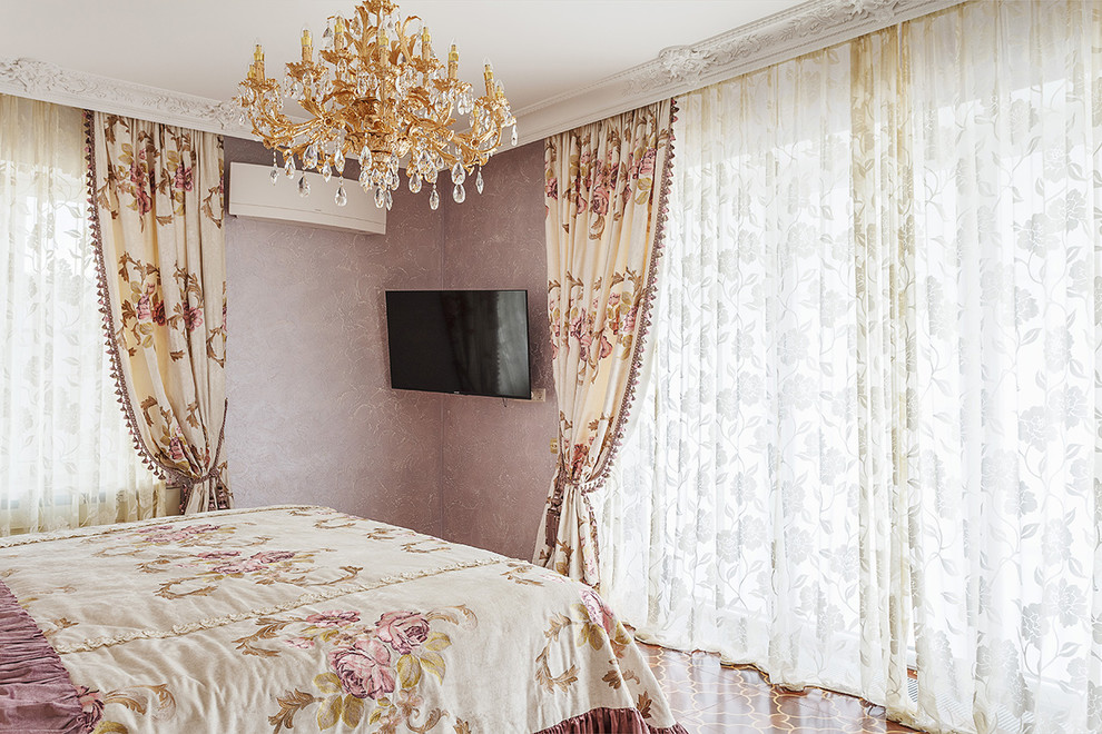 На фото: хозяйская спальня в классическом стиле с бежевыми стенами и темным паркетным полом с