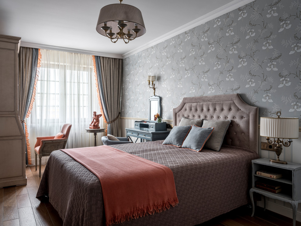 На фото: хозяйская спальня в классическом стиле с серыми стенами, паркетным полом среднего тона и коричневым полом с
