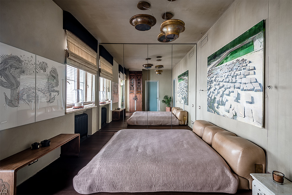 Modernes Hauptschlafzimmer mit grauer Wandfarbe in Moskau