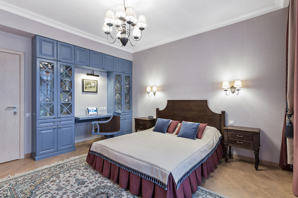 Идея дизайна: хозяйская спальня в классическом стиле с серыми стенами