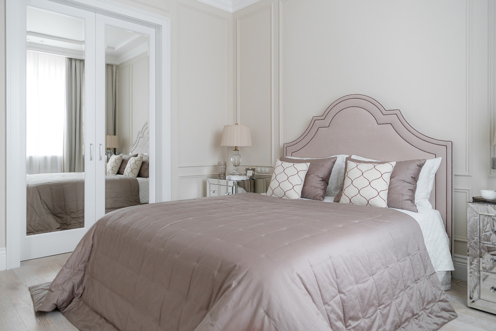 Ejemplo de dormitorio principal clásico renovado con paredes beige y suelo de madera clara