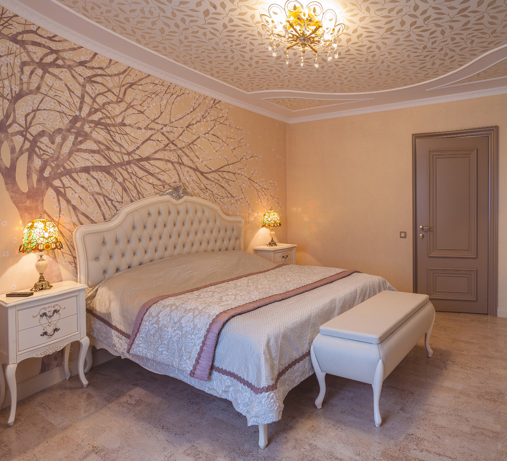 Esempio di una camera matrimoniale chic con pareti arancioni, pavimento in sughero e pavimento beige