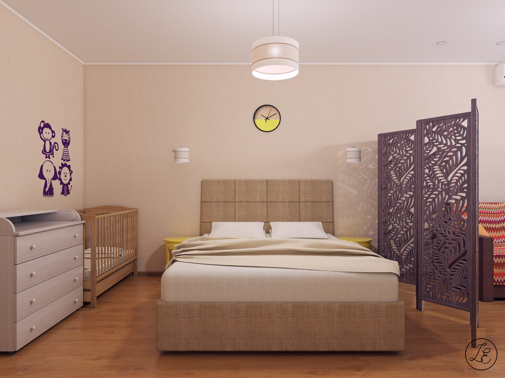 Modelo de dormitorio principal actual de tamaño medio con paredes beige, suelo laminado y suelo naranja