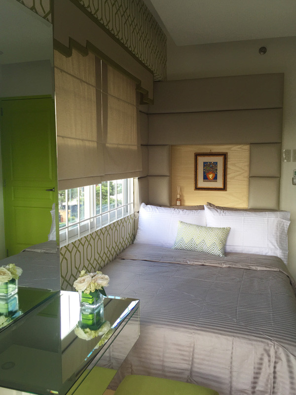 Idee per una piccola camera matrimoniale etnica con pareti beige e pavimento in legno massello medio