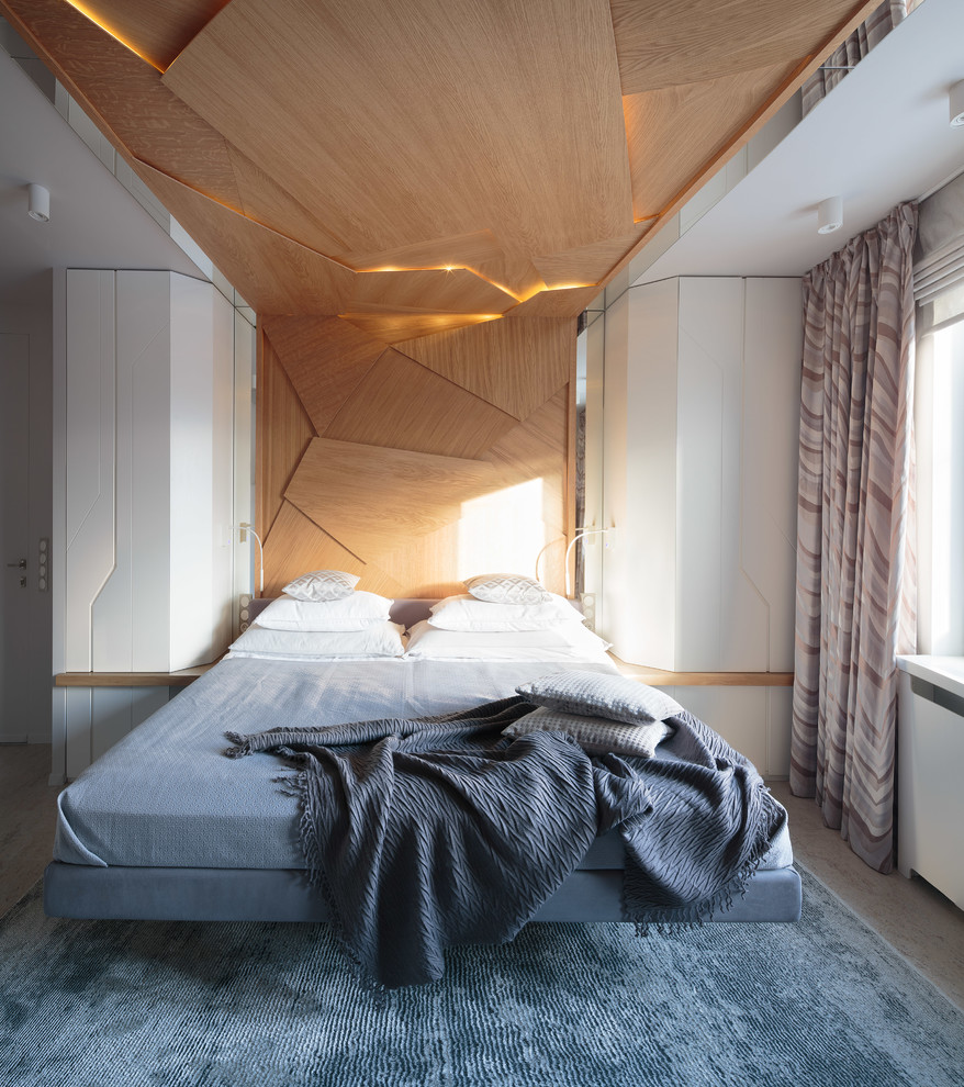 Foto de dormitorio actual con paredes marrones y suelo beige