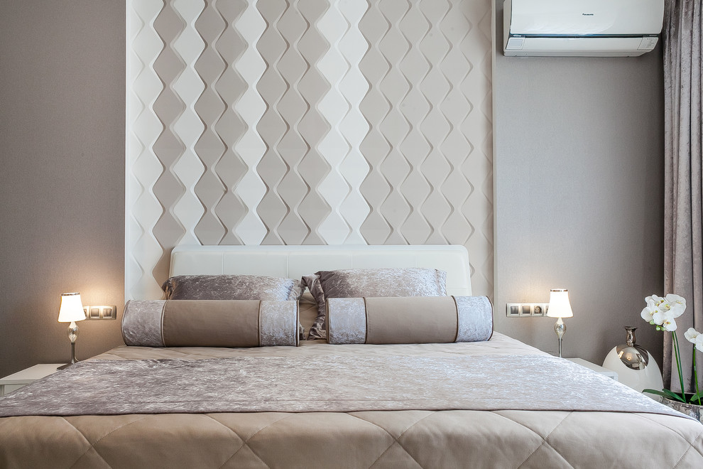 Свежая идея для дизайна: хозяйская спальня в современном стиле с серыми стенами - отличное фото интерьера
