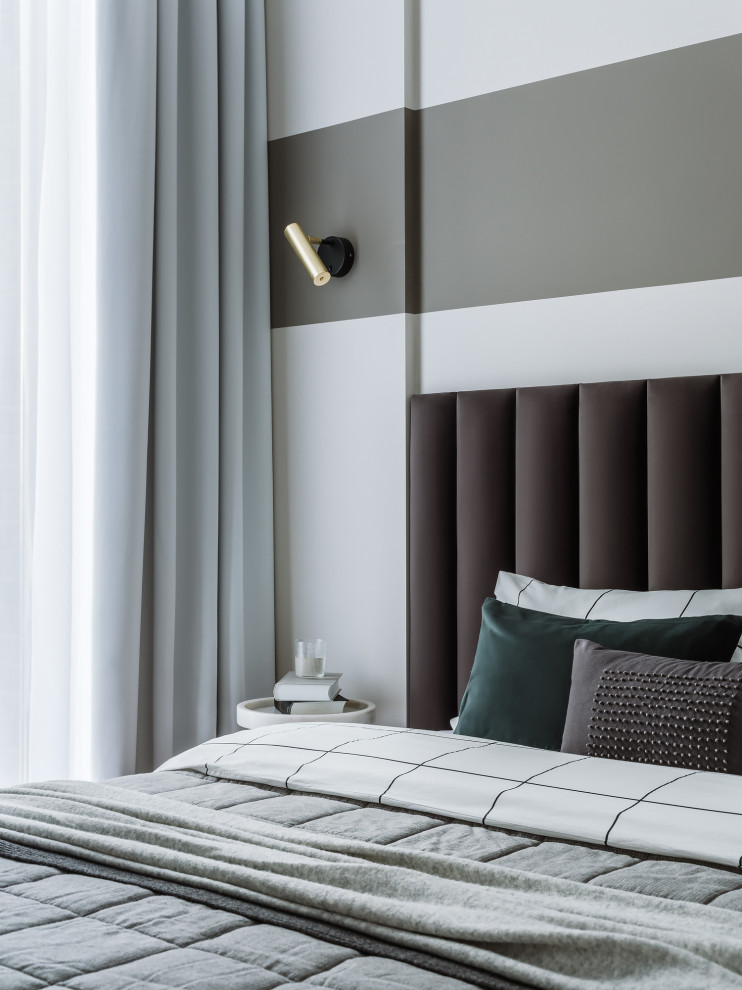 Foto de dormitorio principal nórdico pequeño con paredes grises, suelo de madera en tonos medios y suelo marrón