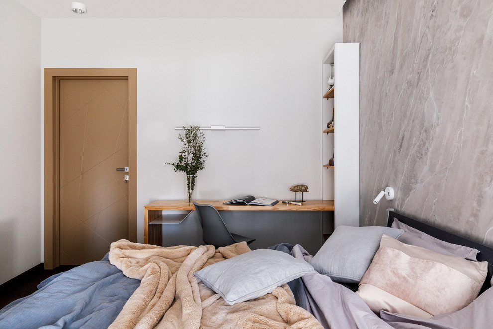 Inspiration pour une chambre parentale design de taille moyenne avec un mur gris, parquet foncé et un sol marron.