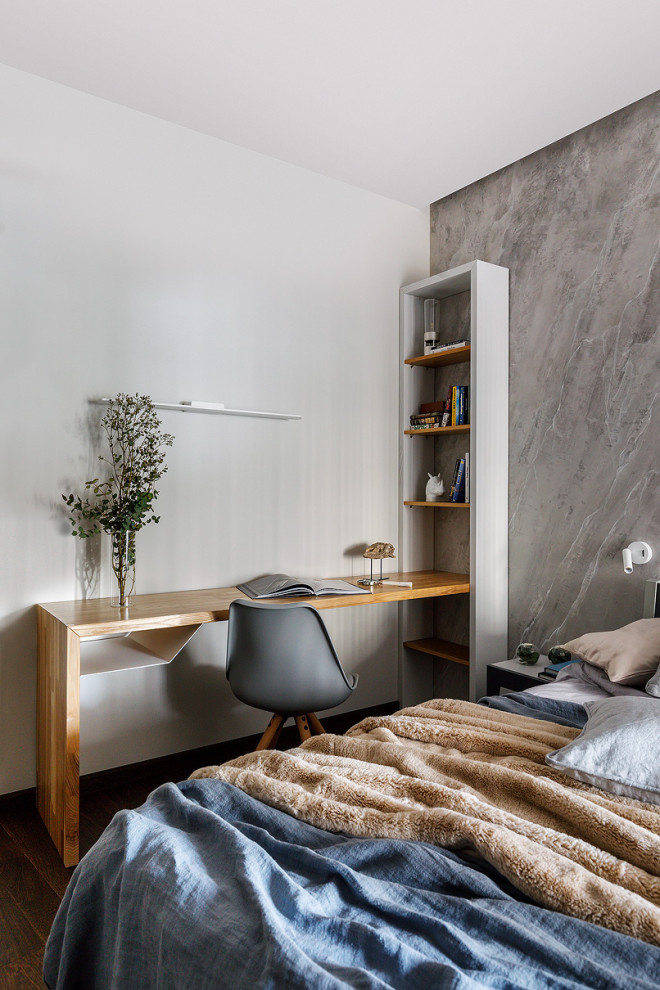 Свежая идея для дизайна: хозяйская спальня среднего размера в современном стиле с серыми стенами, темным паркетным полом и коричневым полом - отличное фото интерьера
