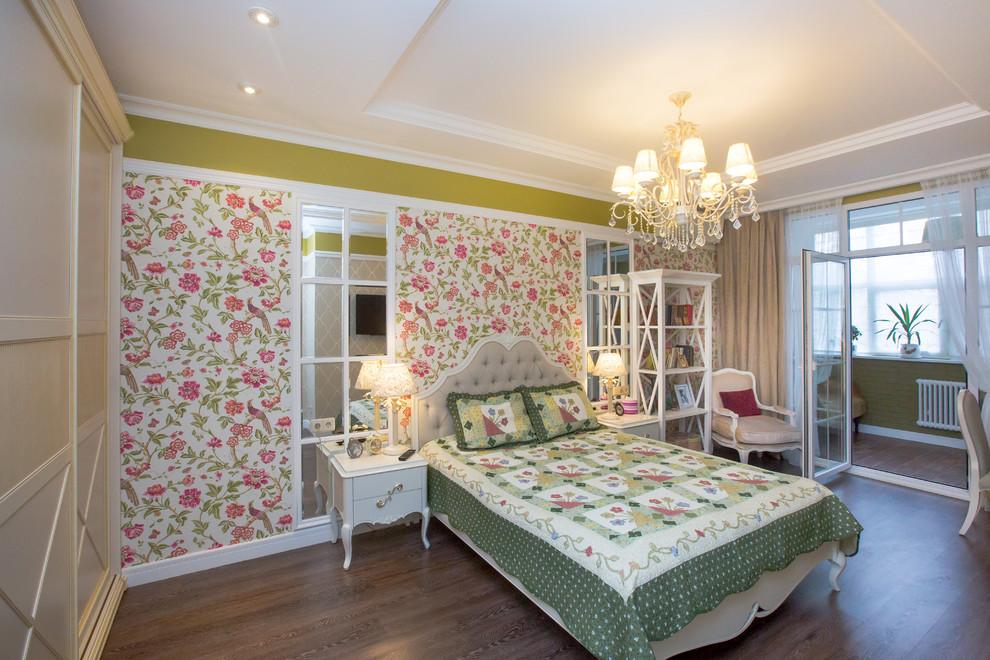 他の地域にあるトラディショナルスタイルのおしゃれな主寝室 (緑の壁)