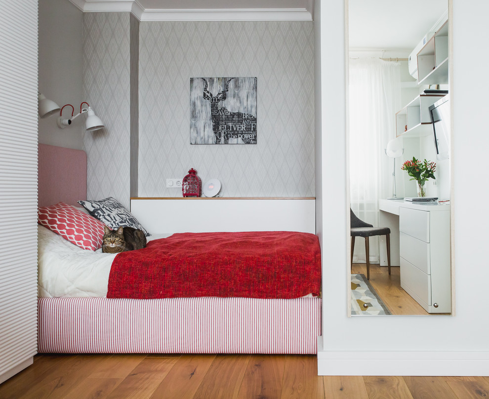 Kleines Modernes Hauptschlafzimmer mit bunten Wänden und braunem Holzboden in Moskau