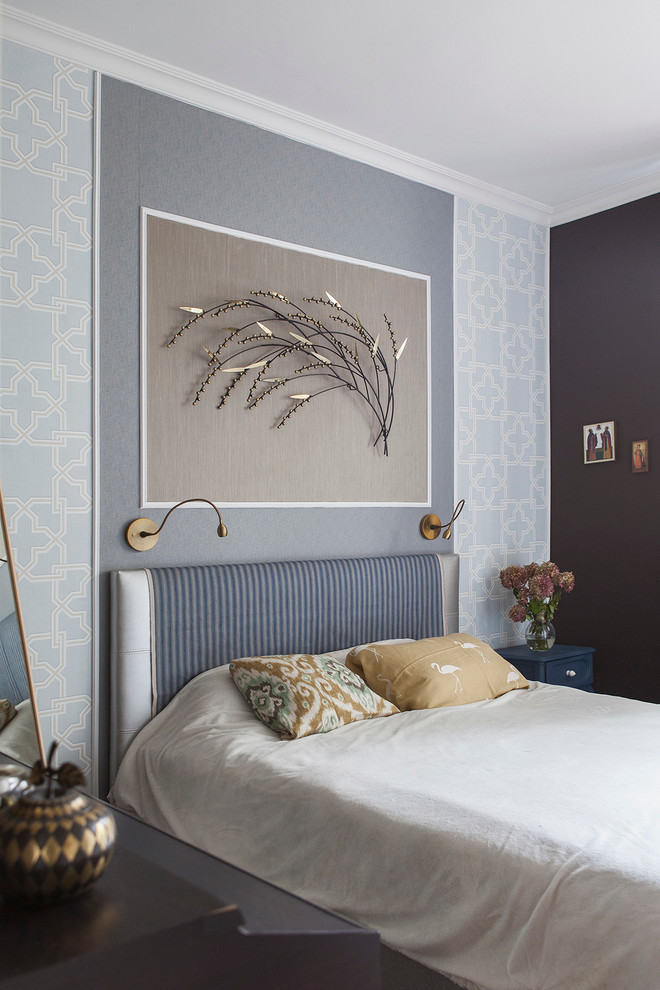 Idée de décoration pour une chambre parentale design avec un mur bleu.