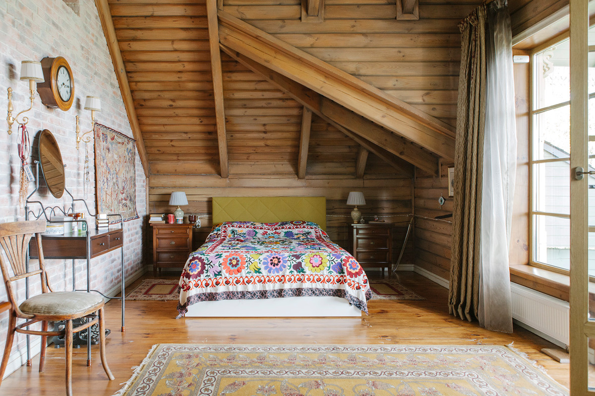 Стильный дизайн: спальня в стиле кантри с коричневым полом - последний тренд
