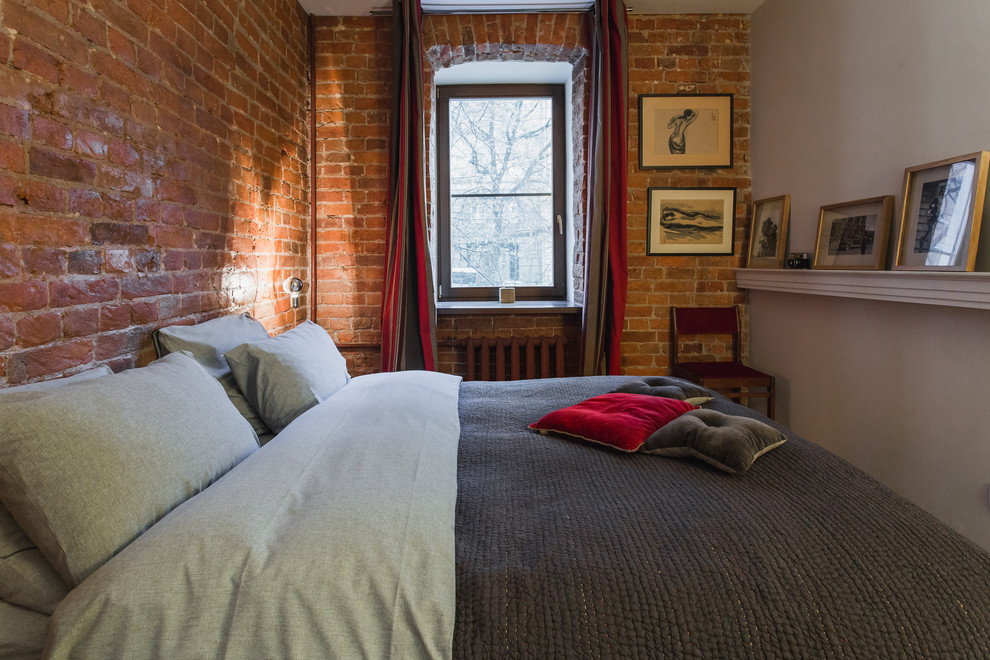 Cette photo montre une petite chambre d'amis industrielle avec aucune cheminée.