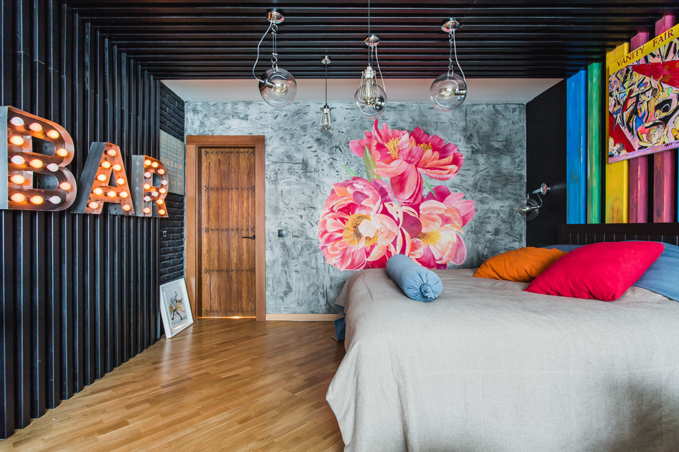 Immagine di una camera matrimoniale boho chic con pareti nere, pavimento in legno massello medio e pavimento marrone
