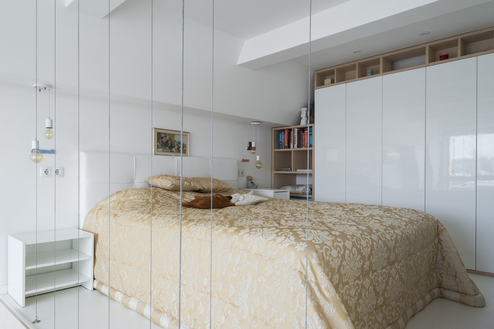 Inspiration för ett funkis sovrum, med vita väggar, vitt golv och målat trägolv