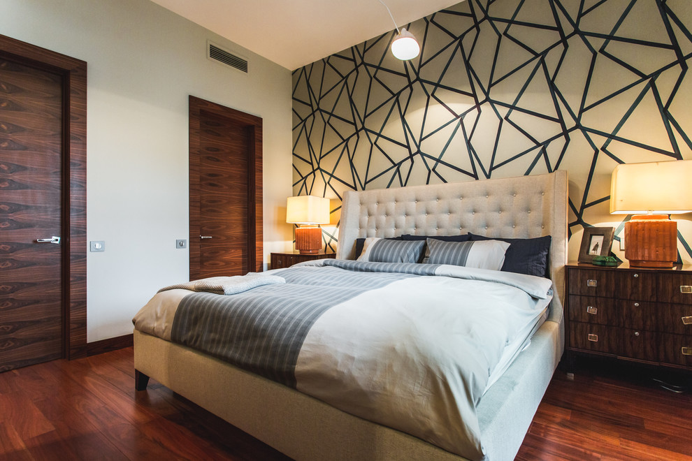 Стильный дизайн: хозяйская спальня в современном стиле с бежевыми стенами и темным паркетным полом - последний тренд