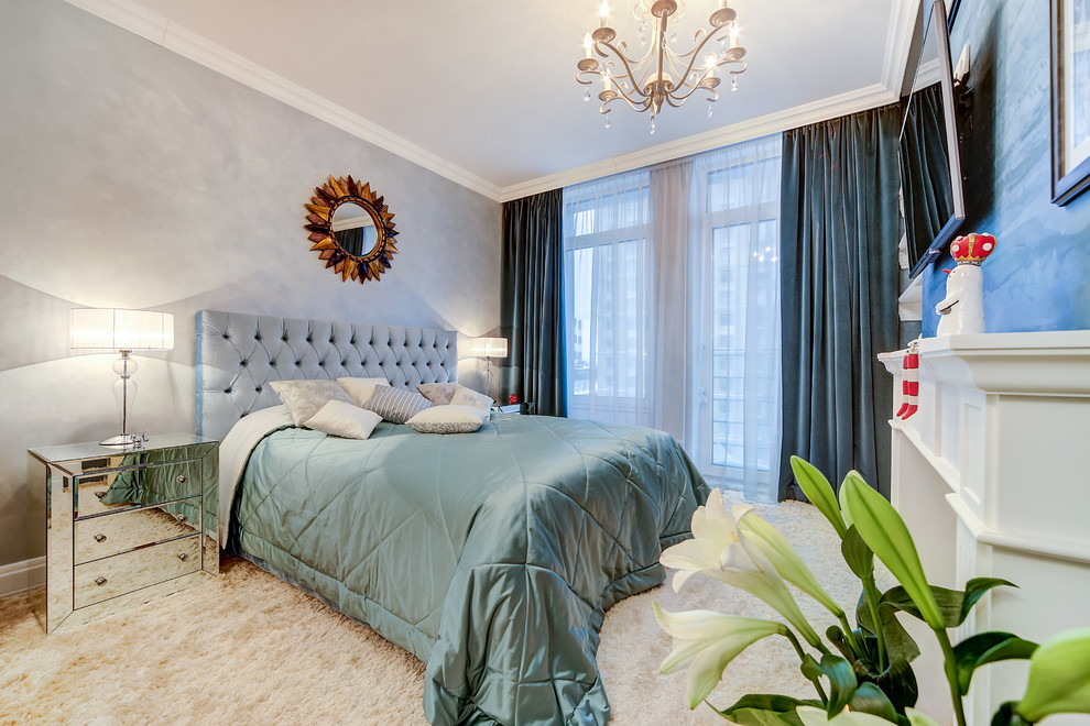 Стильный дизайн: хозяйская спальня в современном стиле с серыми стенами, ковровым покрытием и кроватью в нише - последний тренд