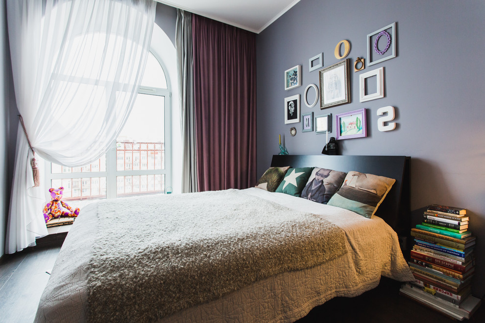 Источник вдохновения для домашнего уюта: спальня в современном стиле с синими стенами и кроватью в нише без камина