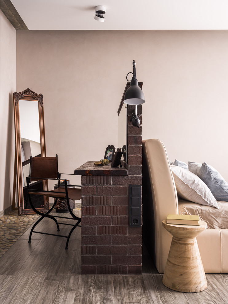 Diseño de dormitorio principal actual con paredes beige, suelo de madera en tonos medios y suelo gris