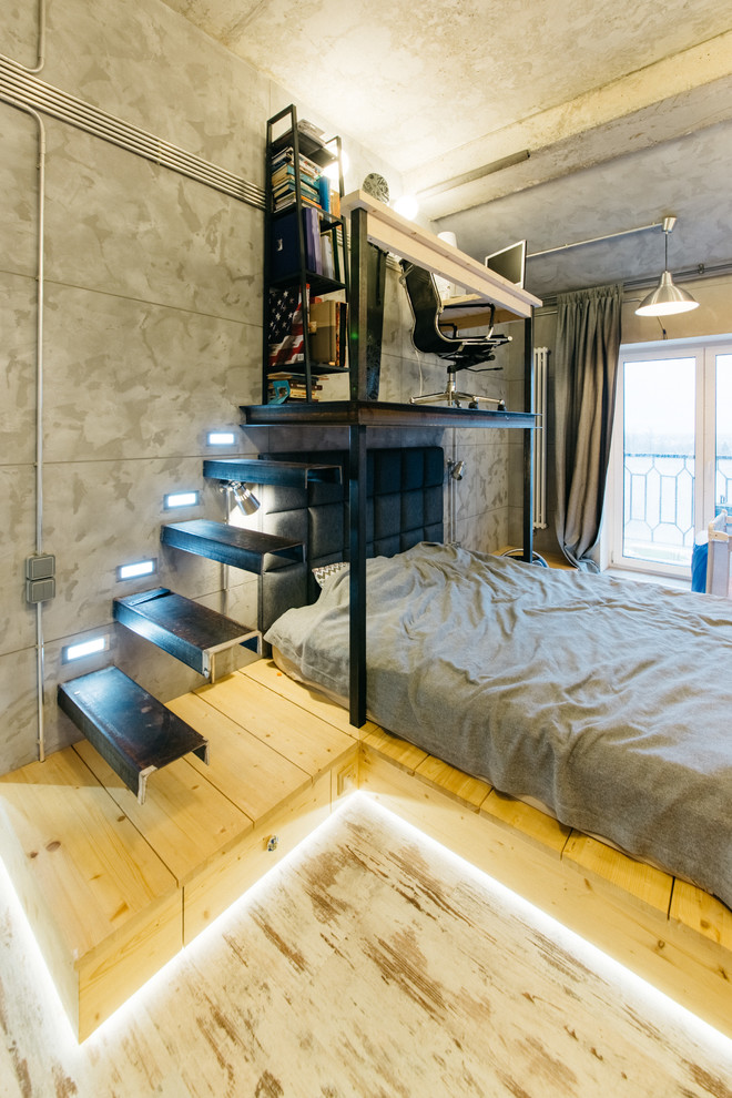 Пример оригинального дизайна: хозяйская спальня на мансарде в стиле лофт с серыми стенами