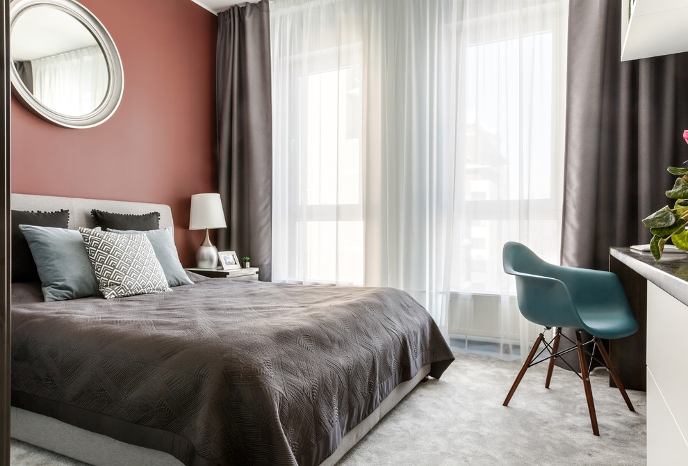 Идея дизайна: хозяйская спальня: освещение в современном стиле с коричневыми стенами, ковровым покрытием и серым полом