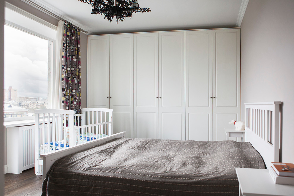 Пример оригинального дизайна: хозяйская спальня в современном стиле с серыми стенами и темным паркетным полом