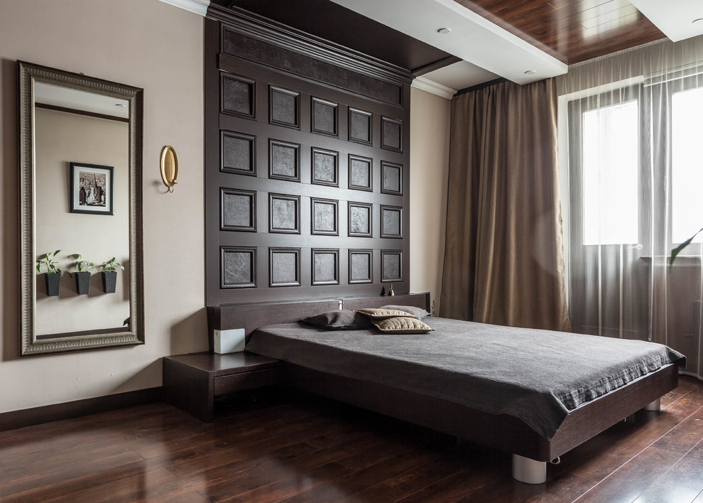 Стильный дизайн: хозяйская спальня в стиле неоклассика (современная классика) с бежевыми стенами, темным паркетным полом, коричневым полом и кроватью в нише - последний тренд