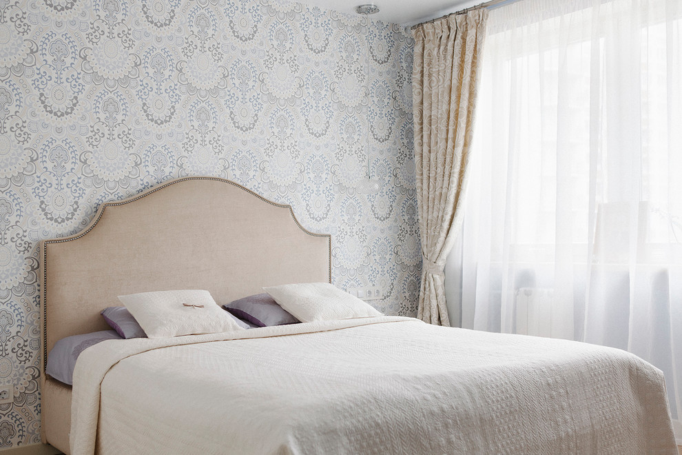 Kleines Klassisches Hauptschlafzimmer mit grauer Wandfarbe in Moskau