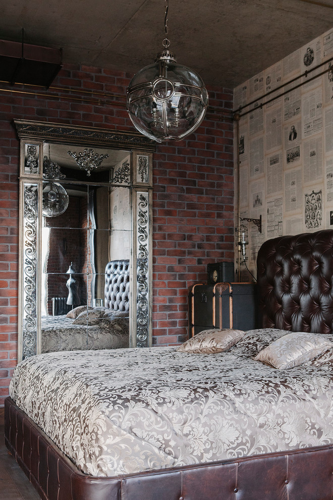 Стильный дизайн: хозяйская спальня в стиле лофт с коричневыми стенами - последний тренд