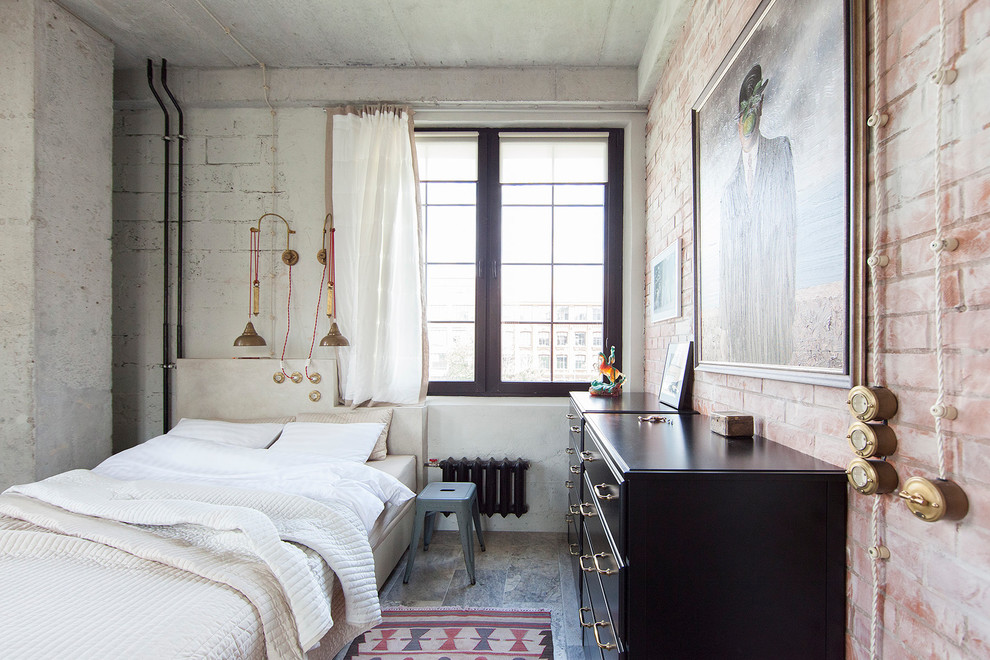 Kleines Industrial Schlafzimmer mit grauer Wandfarbe in Moskau